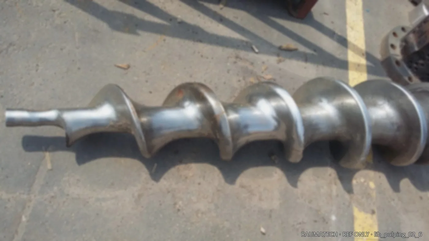 Plug-screw feeder flights